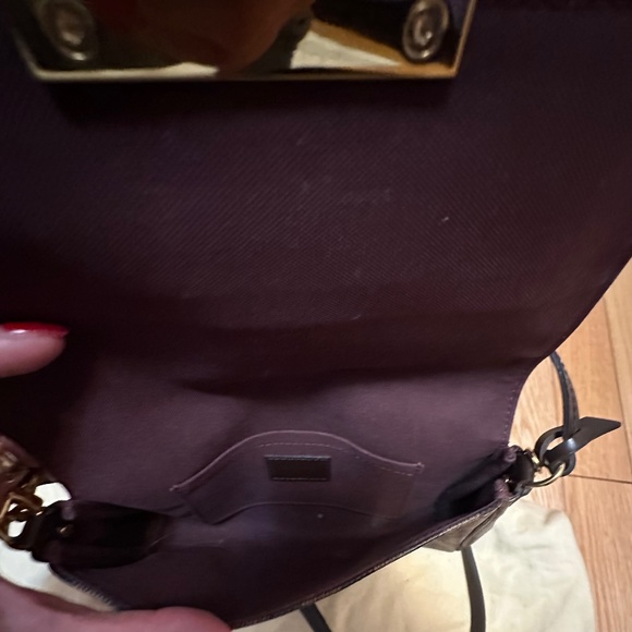 Louis Vuitton - Picture 3 of 4